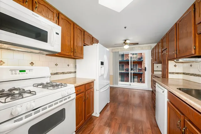 $350,000 | 127 Acacia Circle, Unit 304, Indian Head Park, IL 60525