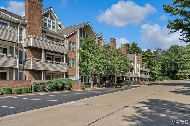 $225,000 | 1033 Wilton Royal Drive, Unit 107, Creve Coeur, MO 63146