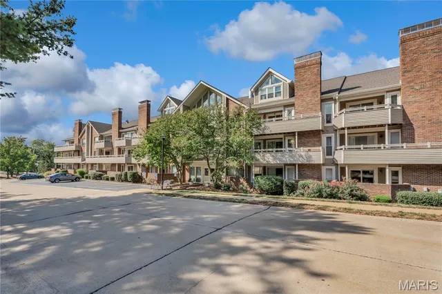 $225,000 | 1033 Wilton Royal Drive, Unit 107, Creve Coeur, MO 63146