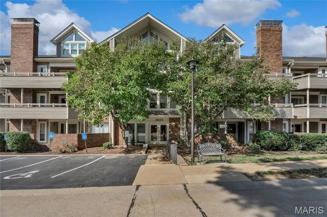 $225,000 | 1033 Wilton Royal Drive, Unit 107, Creve Coeur, MO 63146
