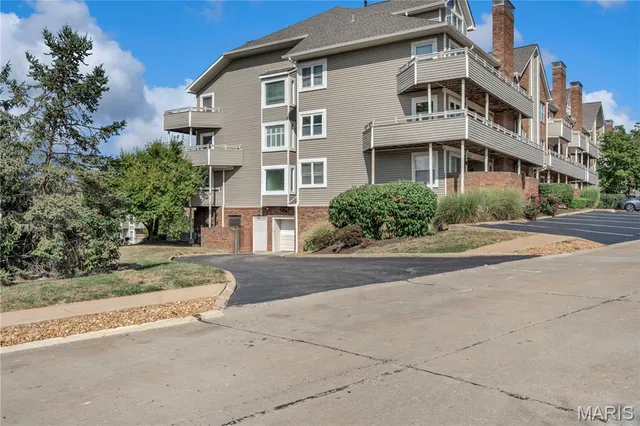 $225,000 | 1033 Wilton Royal Drive, Unit 107, Creve Coeur, MO 63146