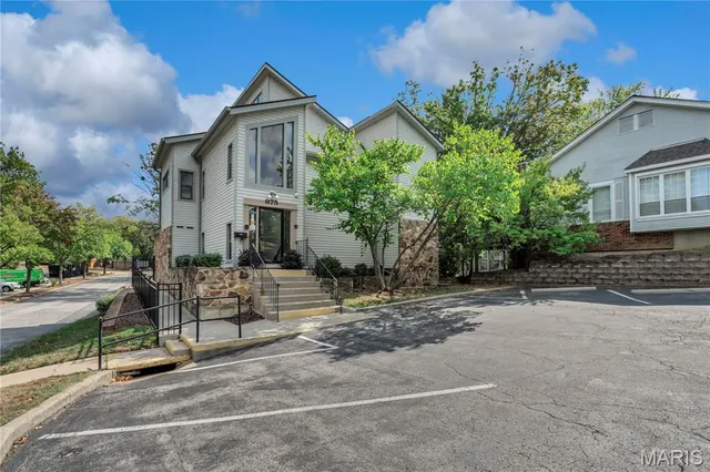 $225,000 | 1033 Wilton Royal Drive, Unit 107, Creve Coeur, MO 63146