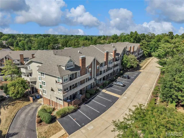 $225,000 | 1033 Wilton Royal Drive, Unit 107, Creve Coeur, MO 63146