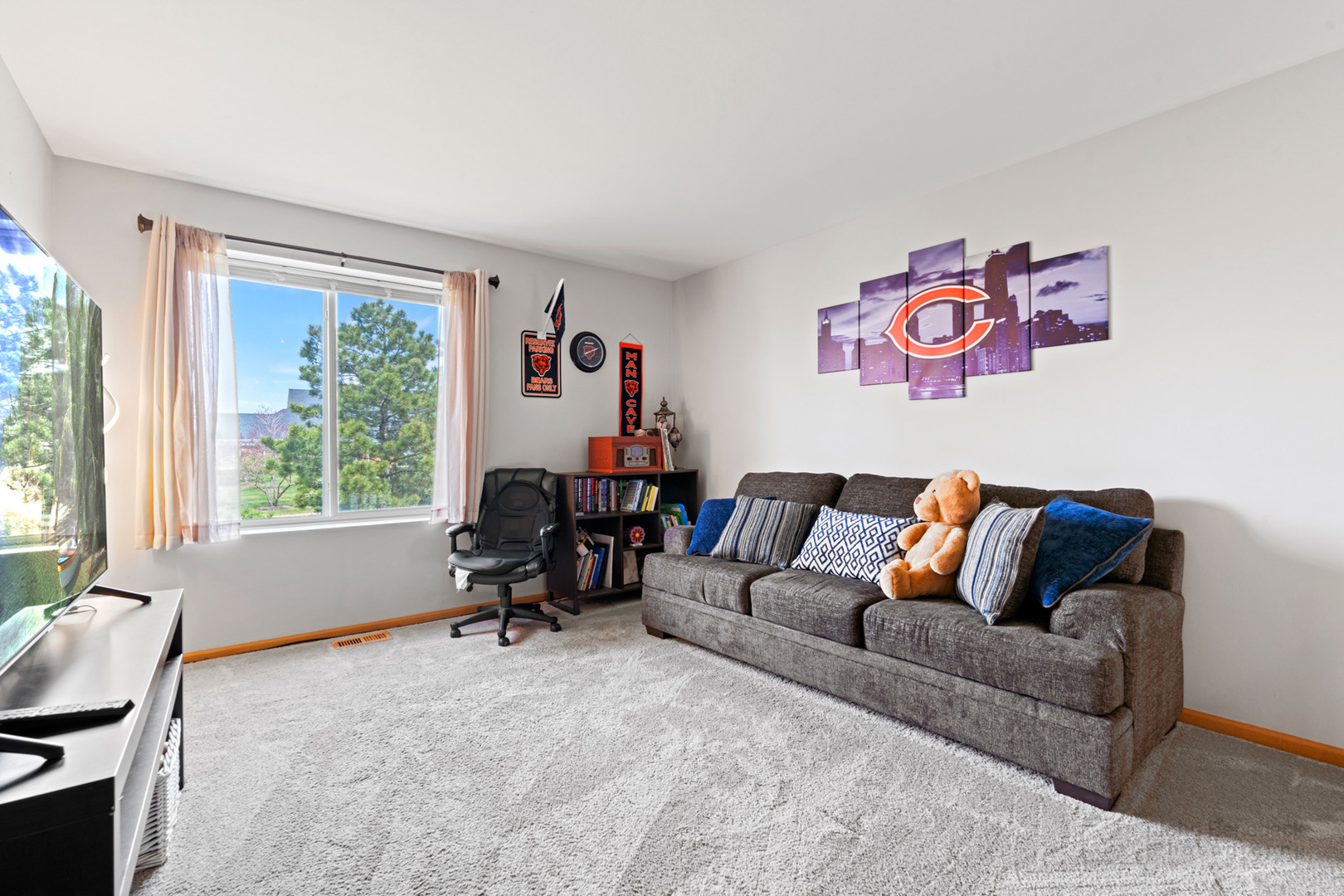 1106 Delta Drive Elgin, IL 60123 - Photo 20 of 26 a living room with furniture and a window