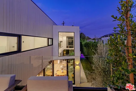 $8,670,000 | 116 South Gretna Green Way, Los Angeles, CA 90049