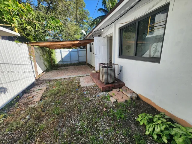 a view of outdoor space yard and porch