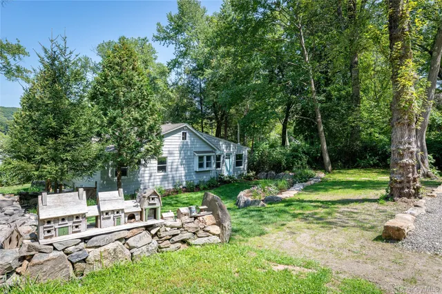 a view of backyard with a garden and trees