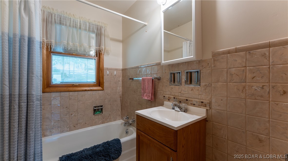 1318 Susan Road Lake Ozark, MO 65049 - Photo 14 of 29 Upper Level Bathroom