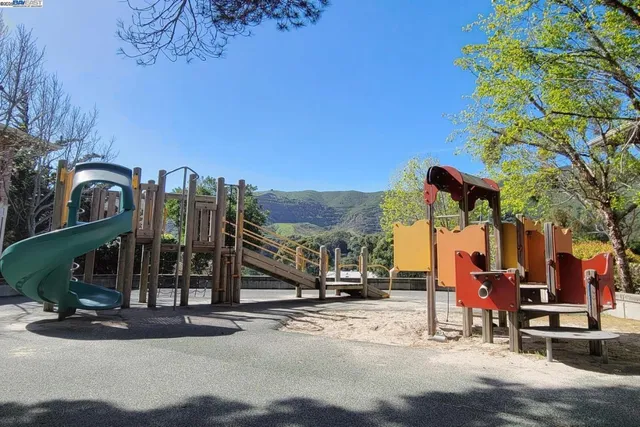 $850,000 | 633 Swallowtail Court, Brisbane, CA 94005