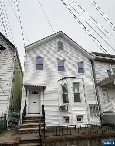 $1,950 | 215 William Street, Unit 2, Harrison, NJ 07029