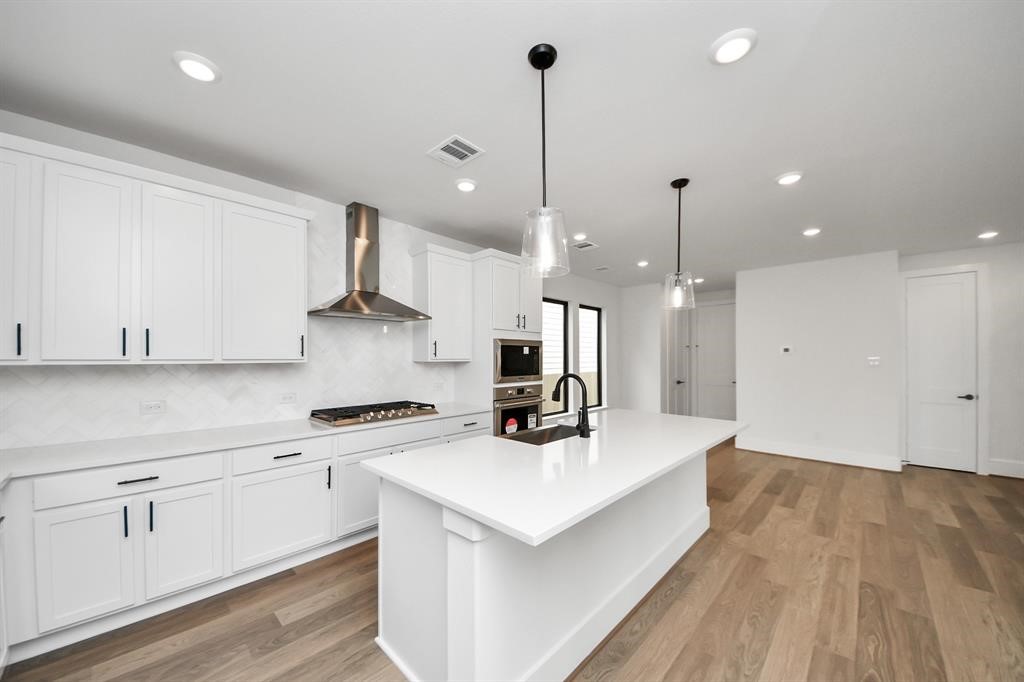 405 Forest Reserve Place Houston, TX 77079 - Photo 9 of 38 This gourmet kitchen features an island with breakfast seating and quartz counter tops