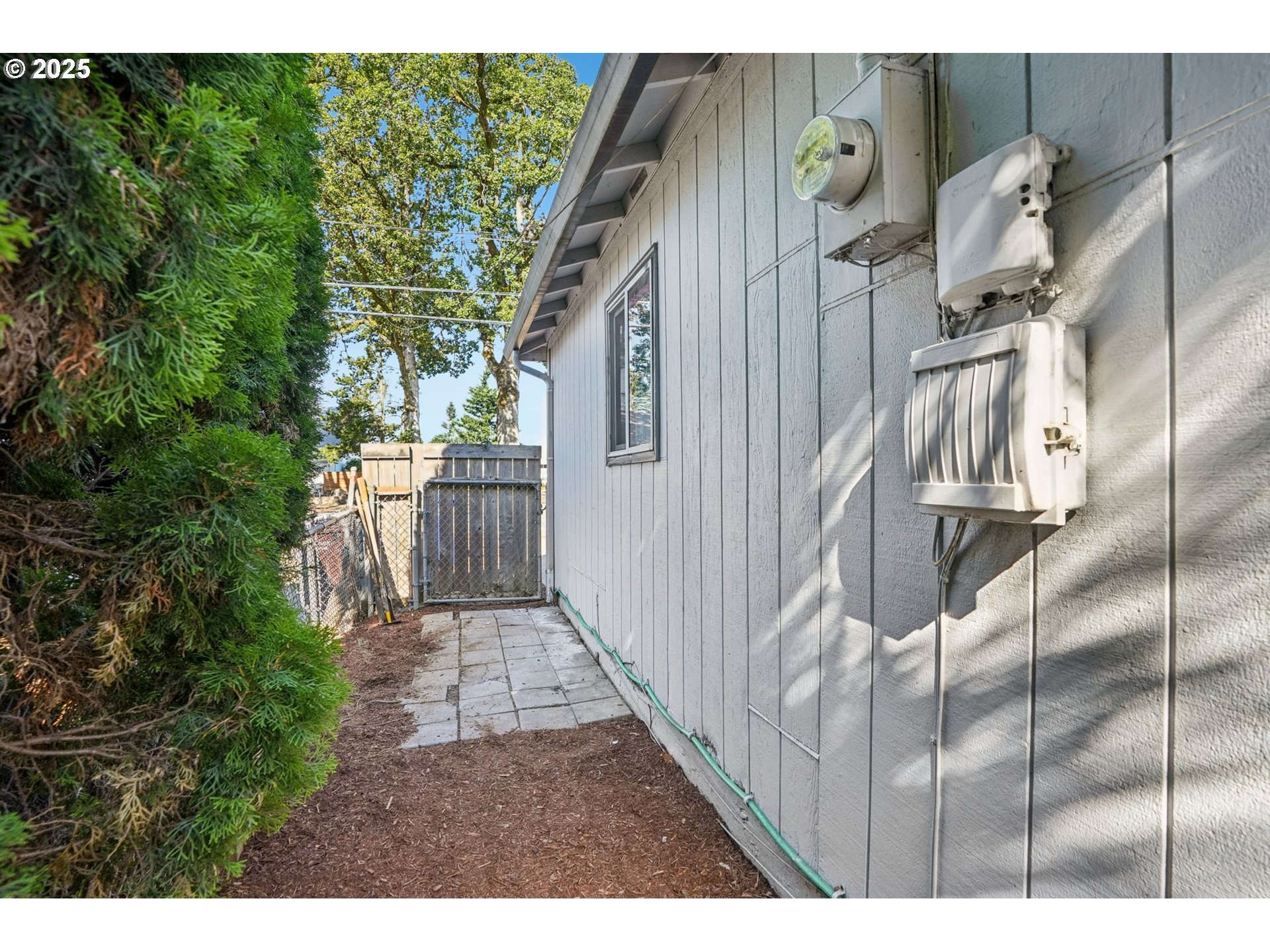 1019 Linn Avenue Oregon City, OR 97045 - Photo 25 of 27 a view of a backyard