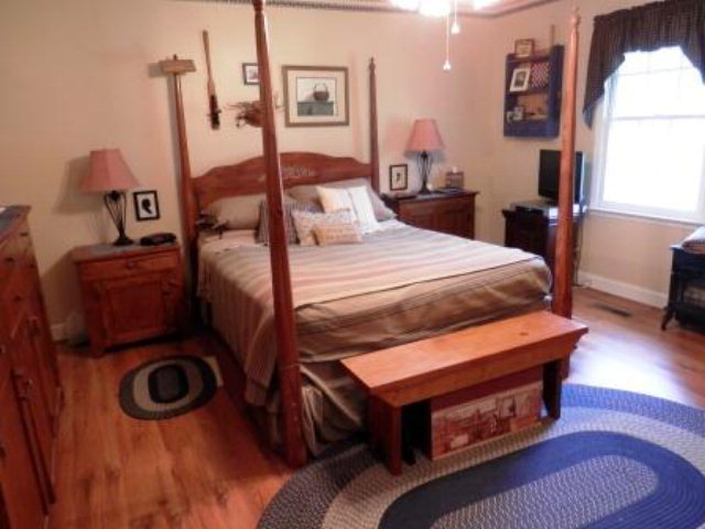 495 Stone Edge Road, Unit 45 Macon, GA 31210 - Photo 8 of 10 a bed room with a bed window and a mirror