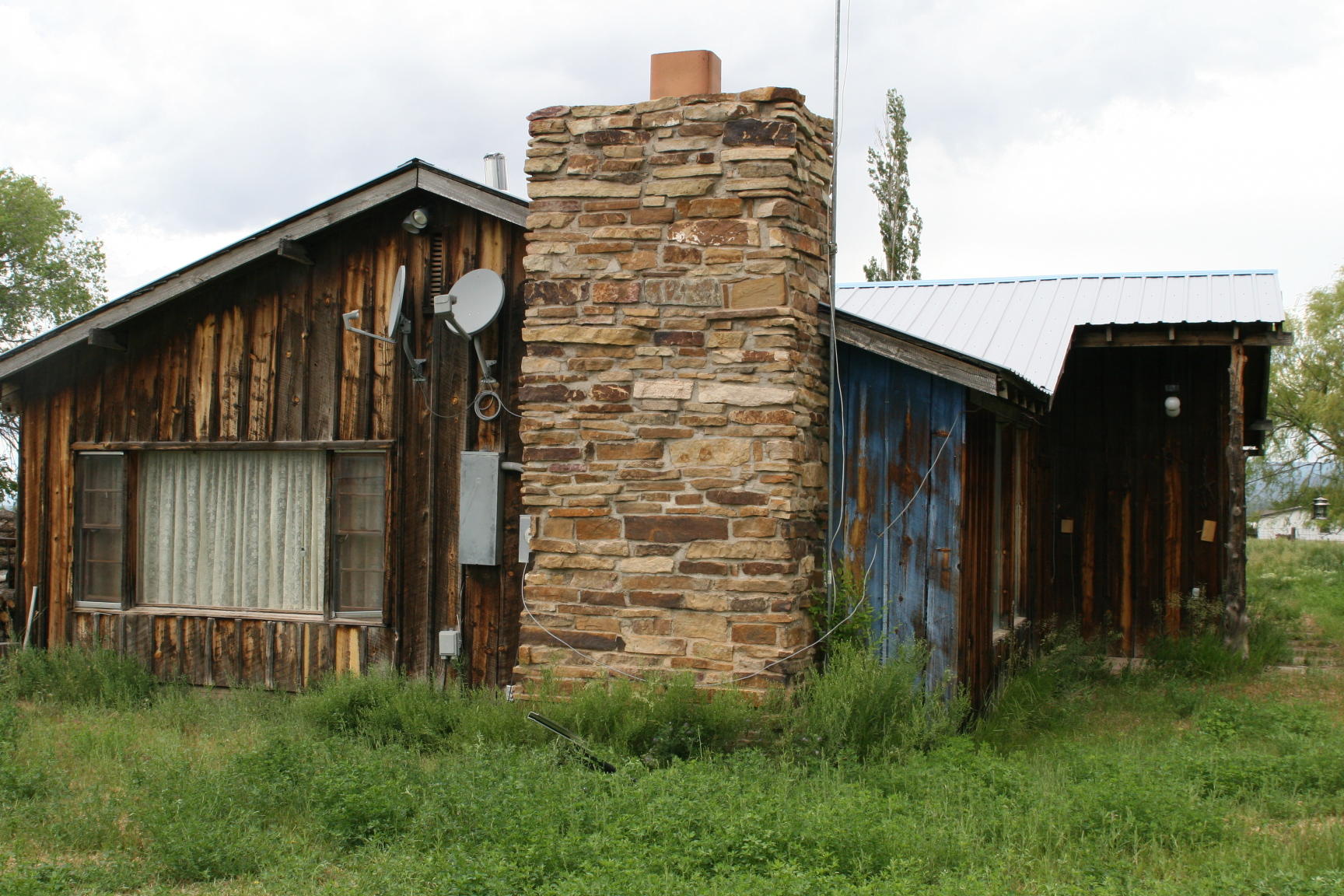 a view of a house with a small yard