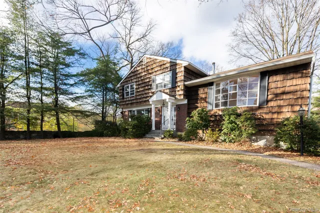 a view of a house with a yard