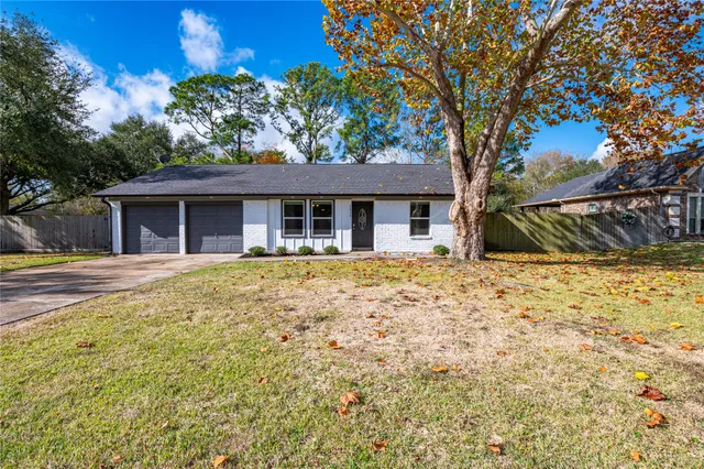 a front view of house with yard