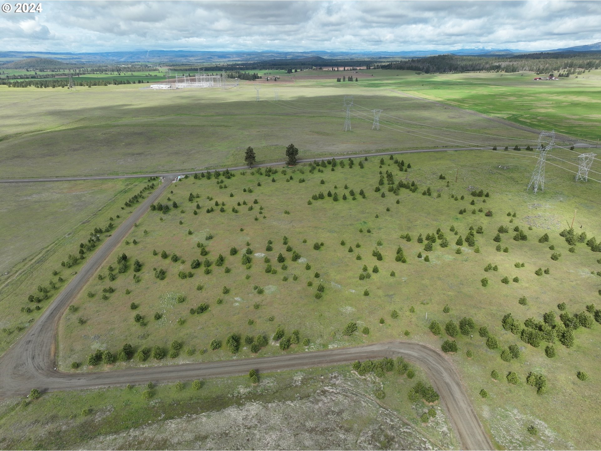 11 Wildhorse Ranch Road Goldendale, WA 98620 - Photo 11 of 17 a view of a bathtub in a field