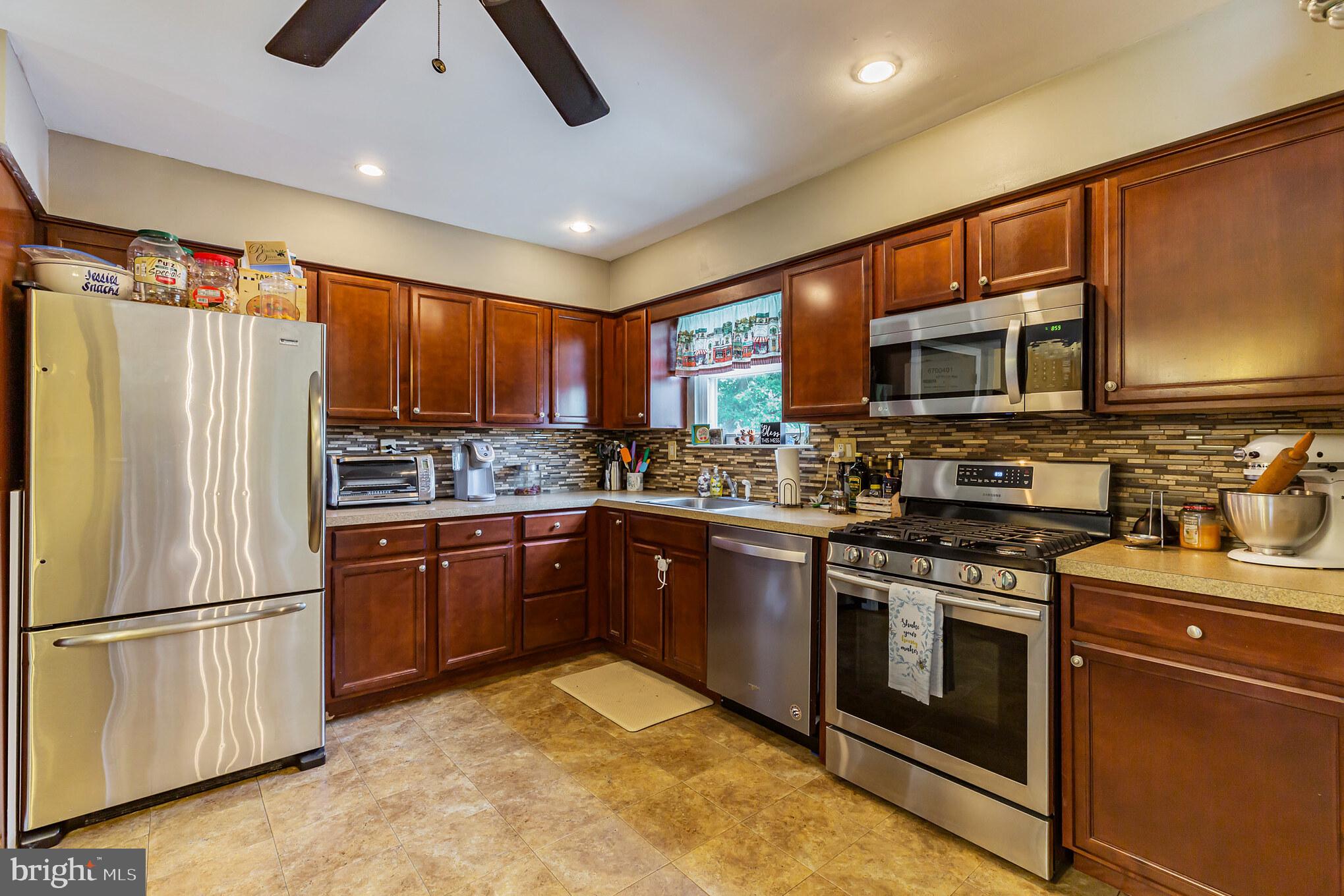 15 Hillcroft Road Berlin, NJ 08009 - Photo 3 of 35 Gallery Image 3