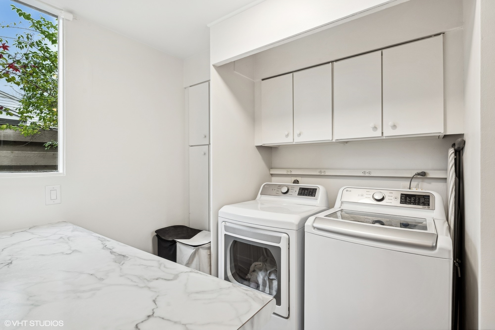 688 East Old Elm Road Lake Forest, IL 60045 - Photo 18 of 40 a utility room with dryer and washer