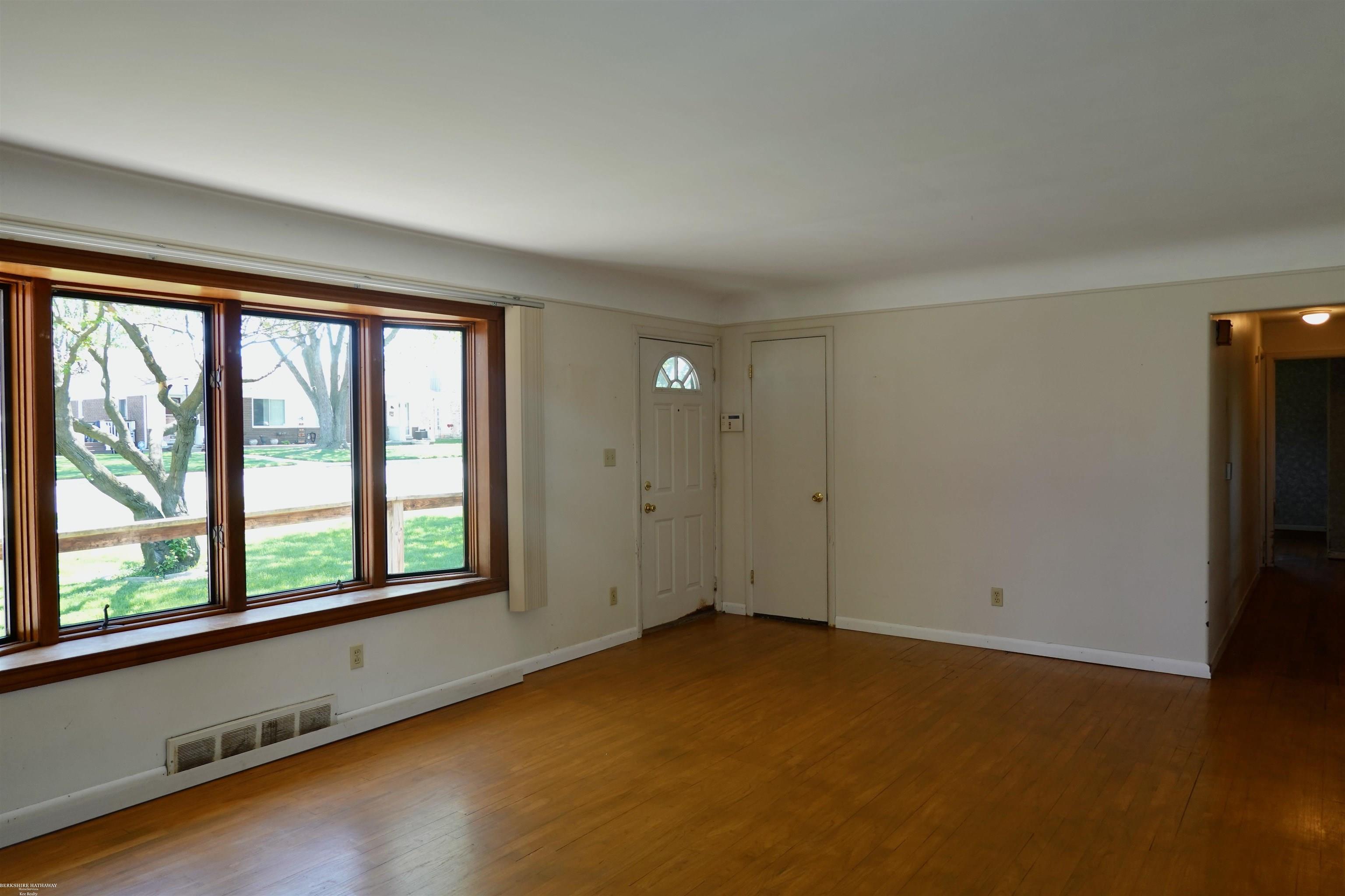 31047 Richert Street Fraser, MI 48026 - Photo 13 of 24 50173838-0e9c20a9-6bd0-46f4-b927-6a311a816f6c.JPG