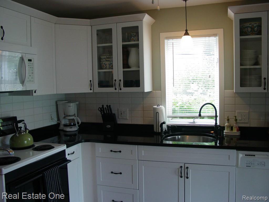 5989 Mabley Hill Road Fenton, MI 48430 - Photo 20 of 37 GRANITE COUNTERTOPS