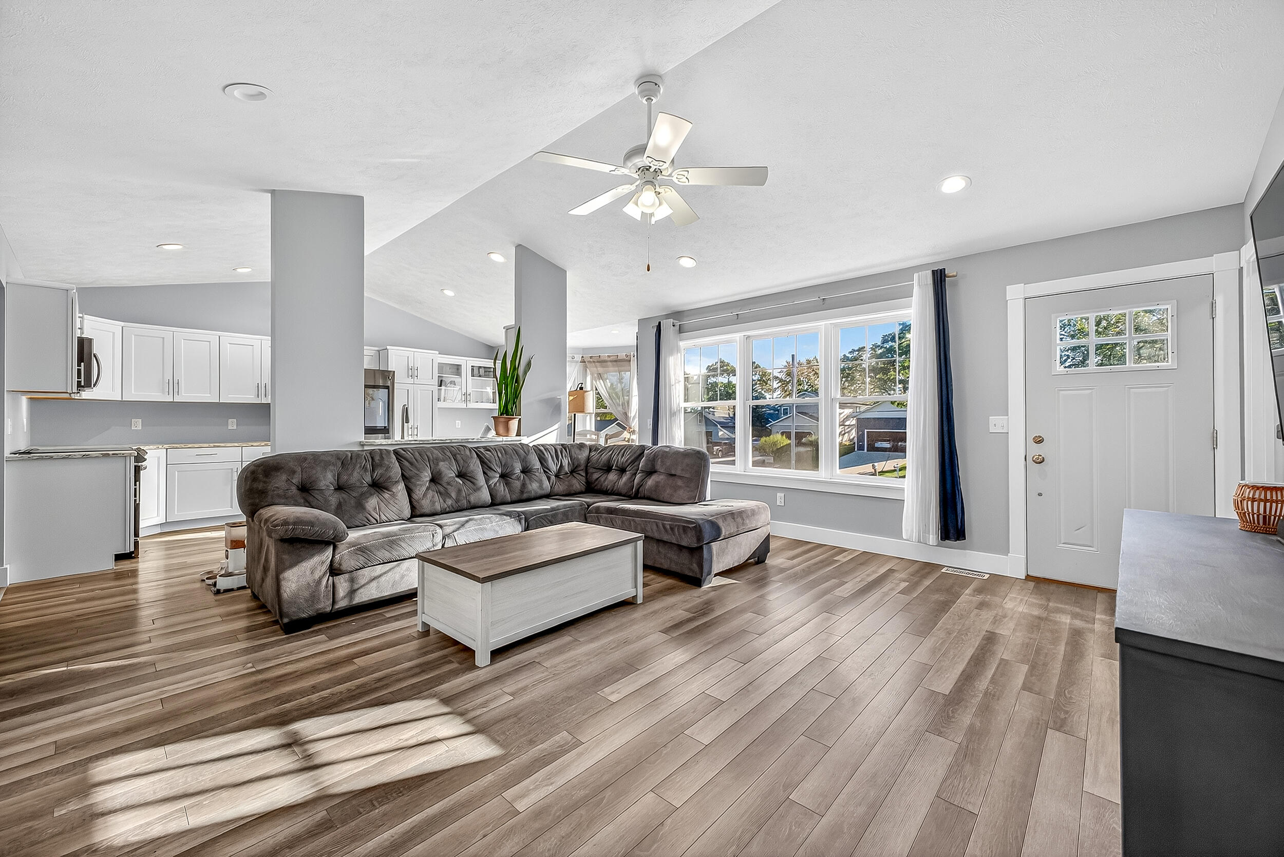 464 Grover Road Muskegon, MI 49442 - Photo 12 of 37 Living Room