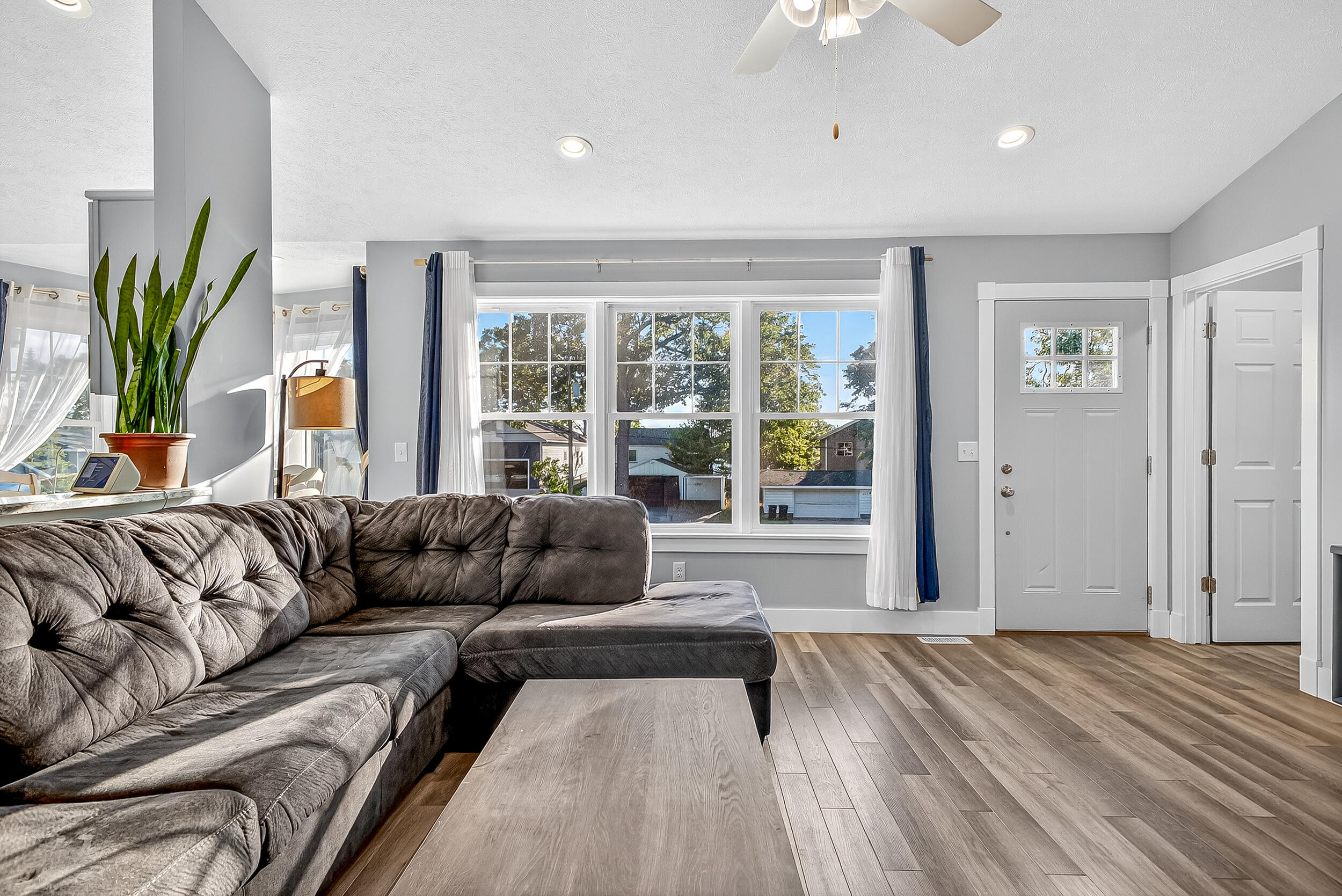 464 Grover Road Muskegon, MI 49442 - Photo 14 of 37 Living Room