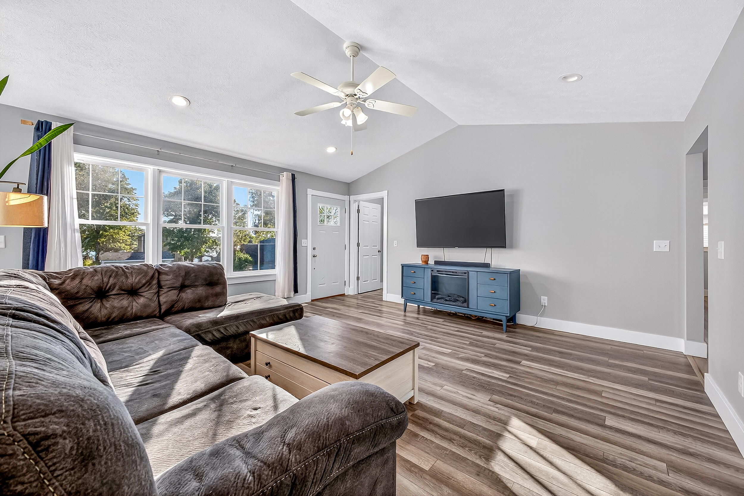 464 Grover Road Muskegon, MI 49442 - Photo 6 of 37 Living Room
