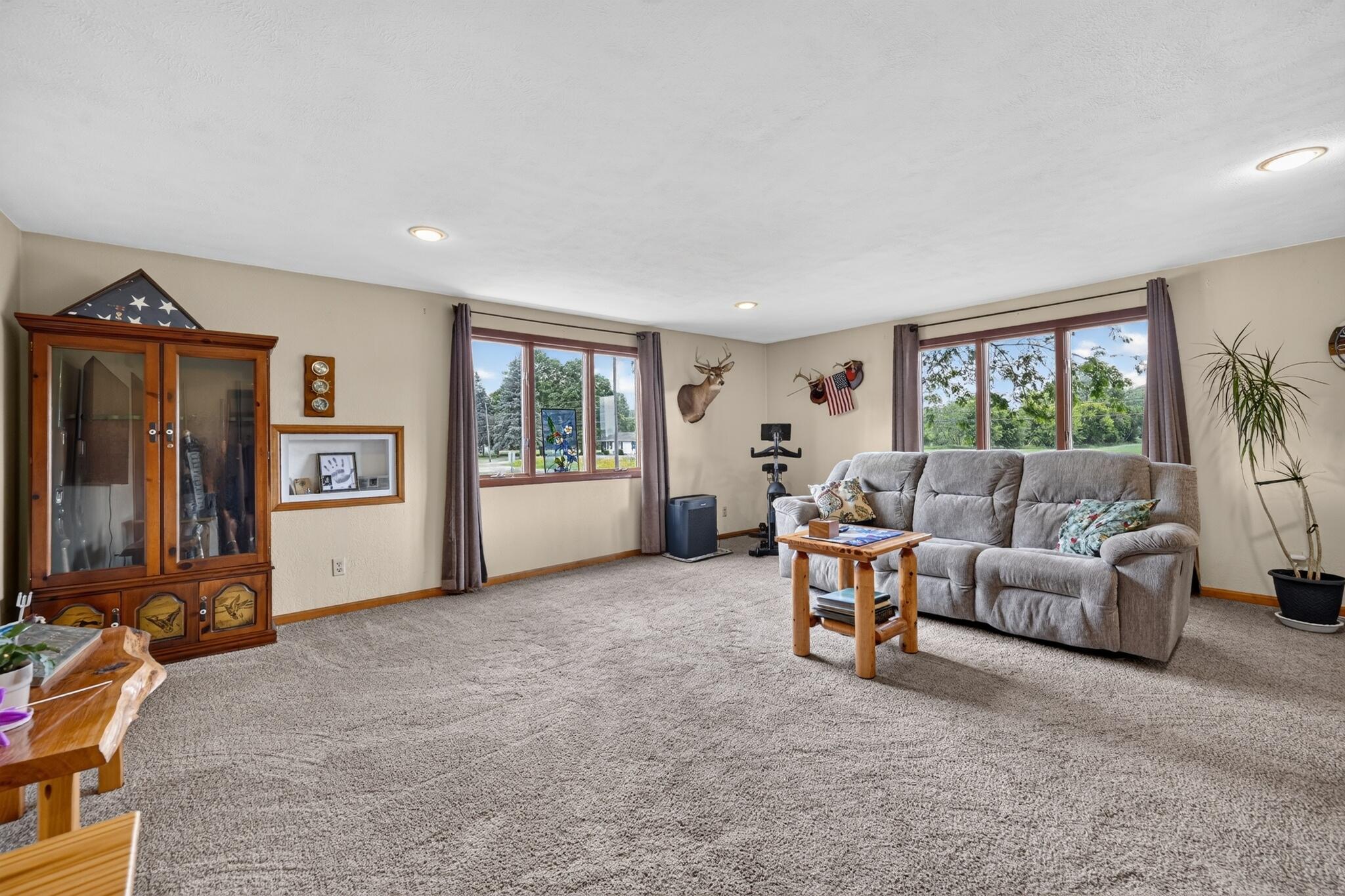 1253 Waldron Road South Crystal, MI 48818 - Photo 16 of 37 01_1253_Waldron_Rd_S-Living_room-R-03