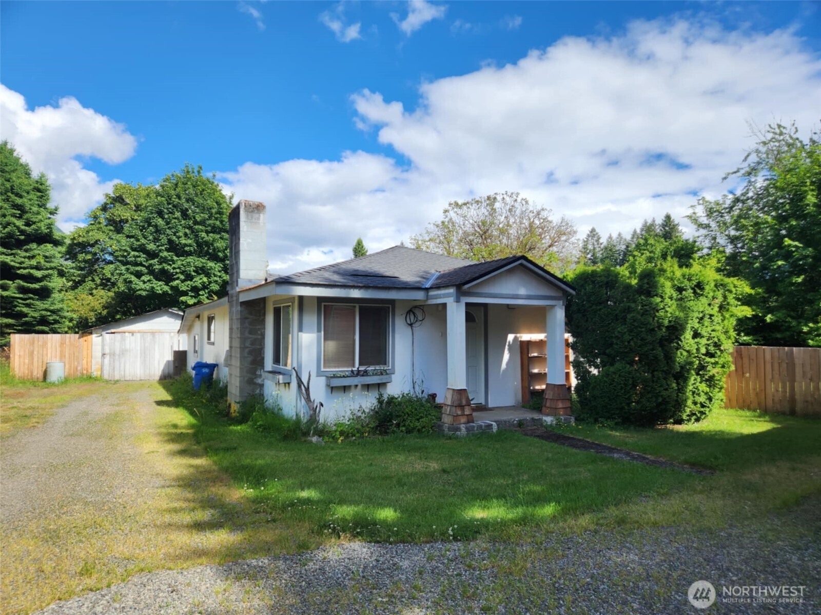 a view of a house with backyard and garden