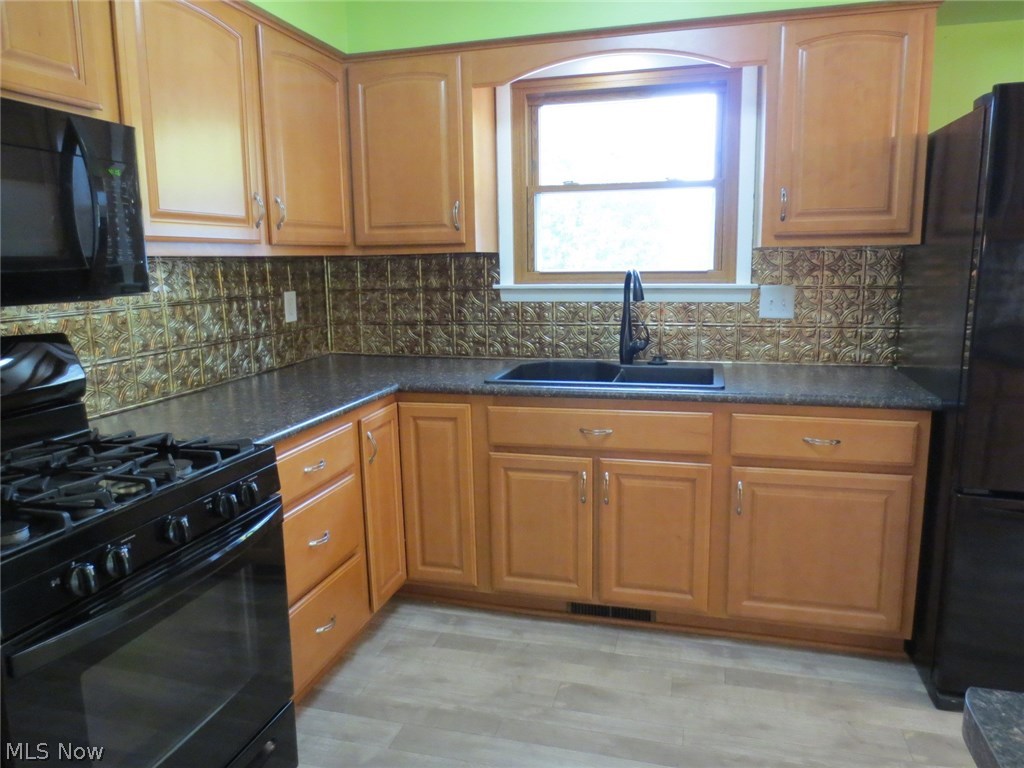 3006 Selkirk Bush Road Warren, OH 44481 - Photo 2 of 21 View of kitchen - remodeled 2 years ago