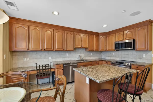 $645,000 | 3 Harbor Pointe Drive, Haverstraw, NY 10927
