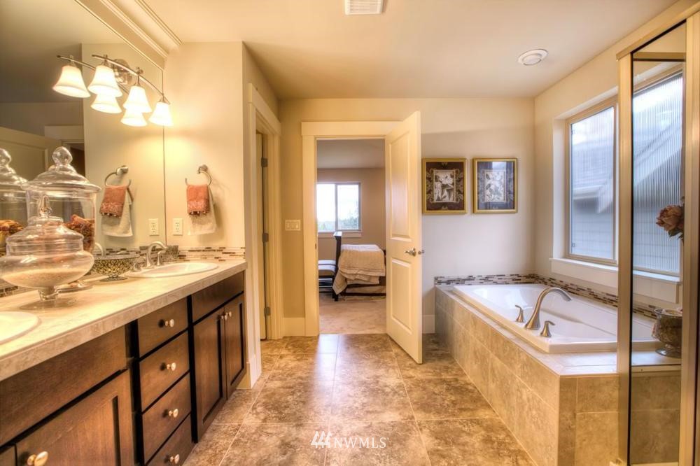 557 Orcas Avenue Northeast Renton, WA 98059 - Photo 9 of 12