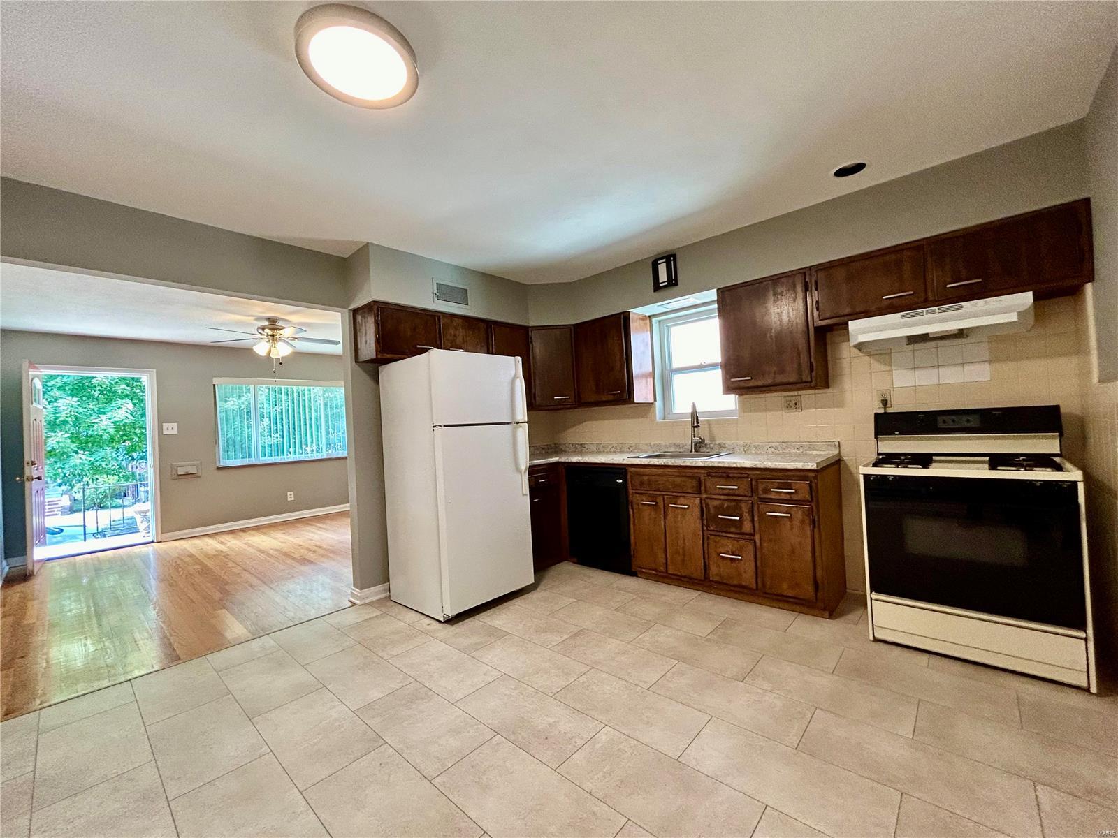 1026 Commodore Drive St. Louis, MO 63117 - Photo 3 of 13