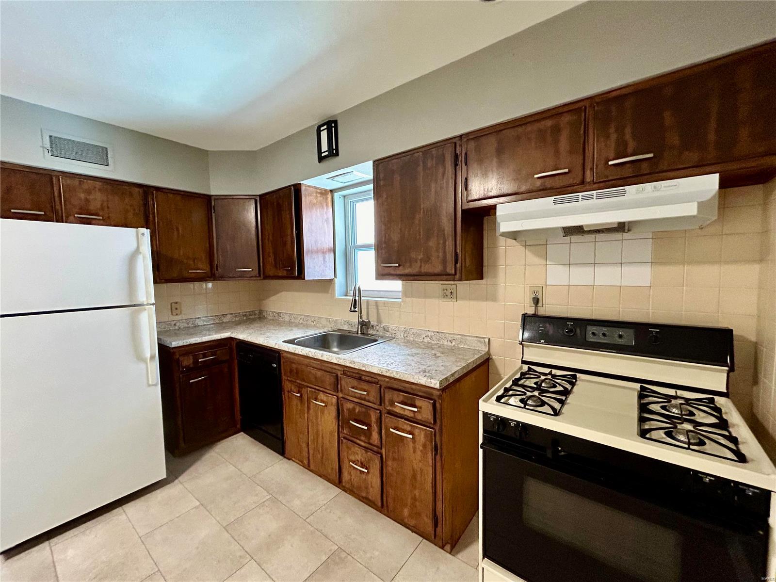 1026 Commodore Drive St. Louis, MO 63117 - Photo 5 of 13