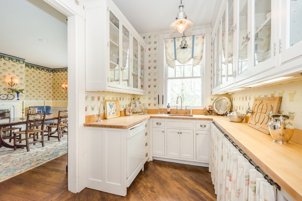 41 Hart Street Beverly, MA 01915 - Photo 10 of 30