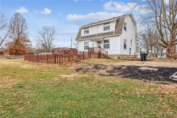 a view of a yard with a house