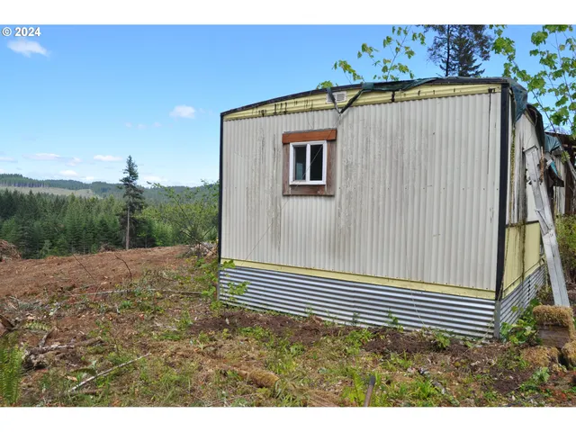 a view of a back yard of the house