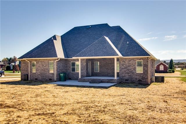 427 Favre Circle Winchester, TN 37398 - Photo 16 of 19 a front view of a house with a yard