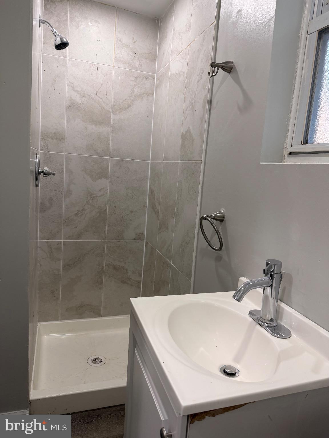 41 North Keystone Avenue Upper Darby, PA 19082 - Photo 8 of 15 a bathroom with a sink a mirror and a bathtub