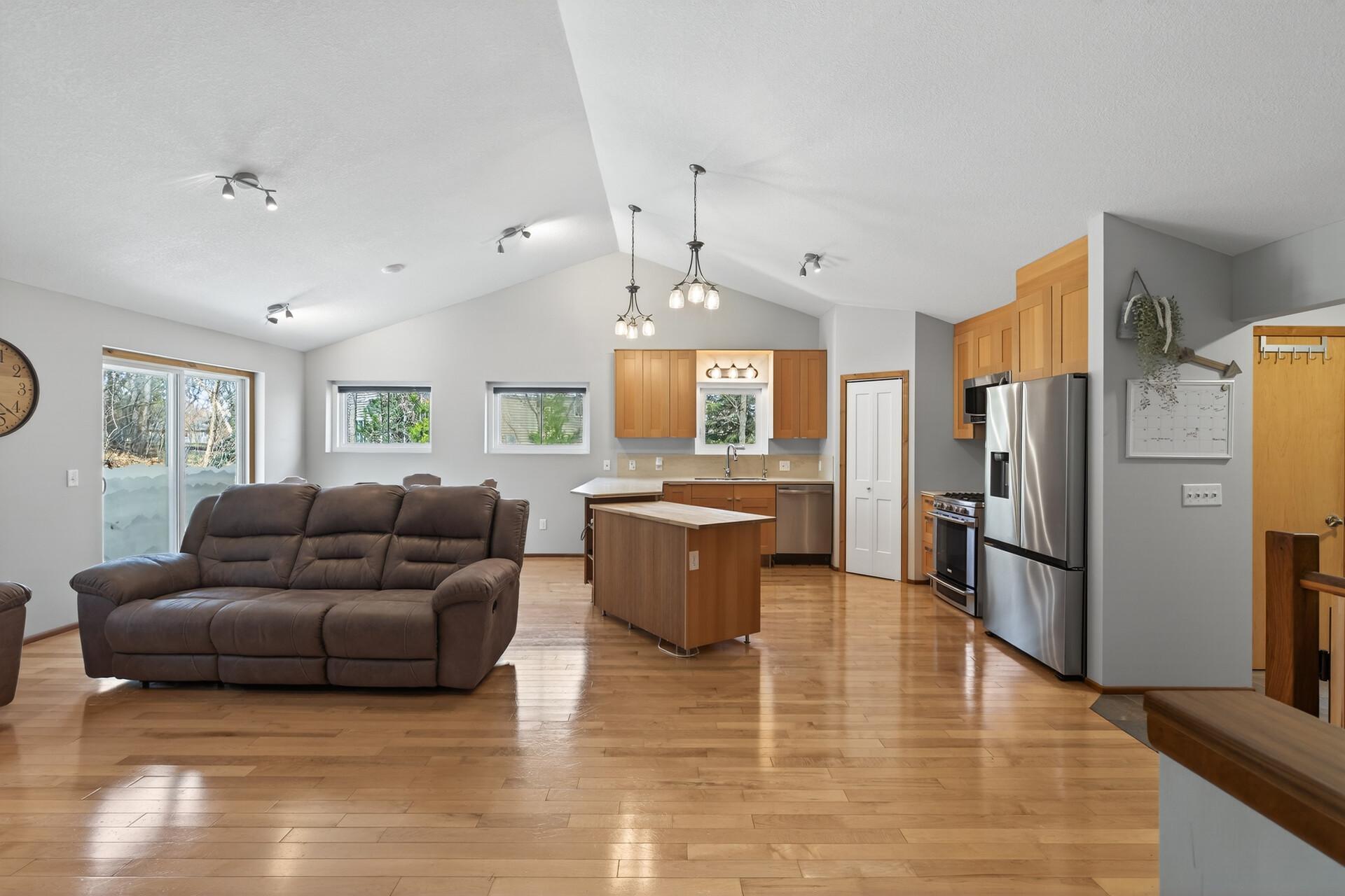 13593 Embry Way Apple Valley, MN 55124 - Photo 3 of 36