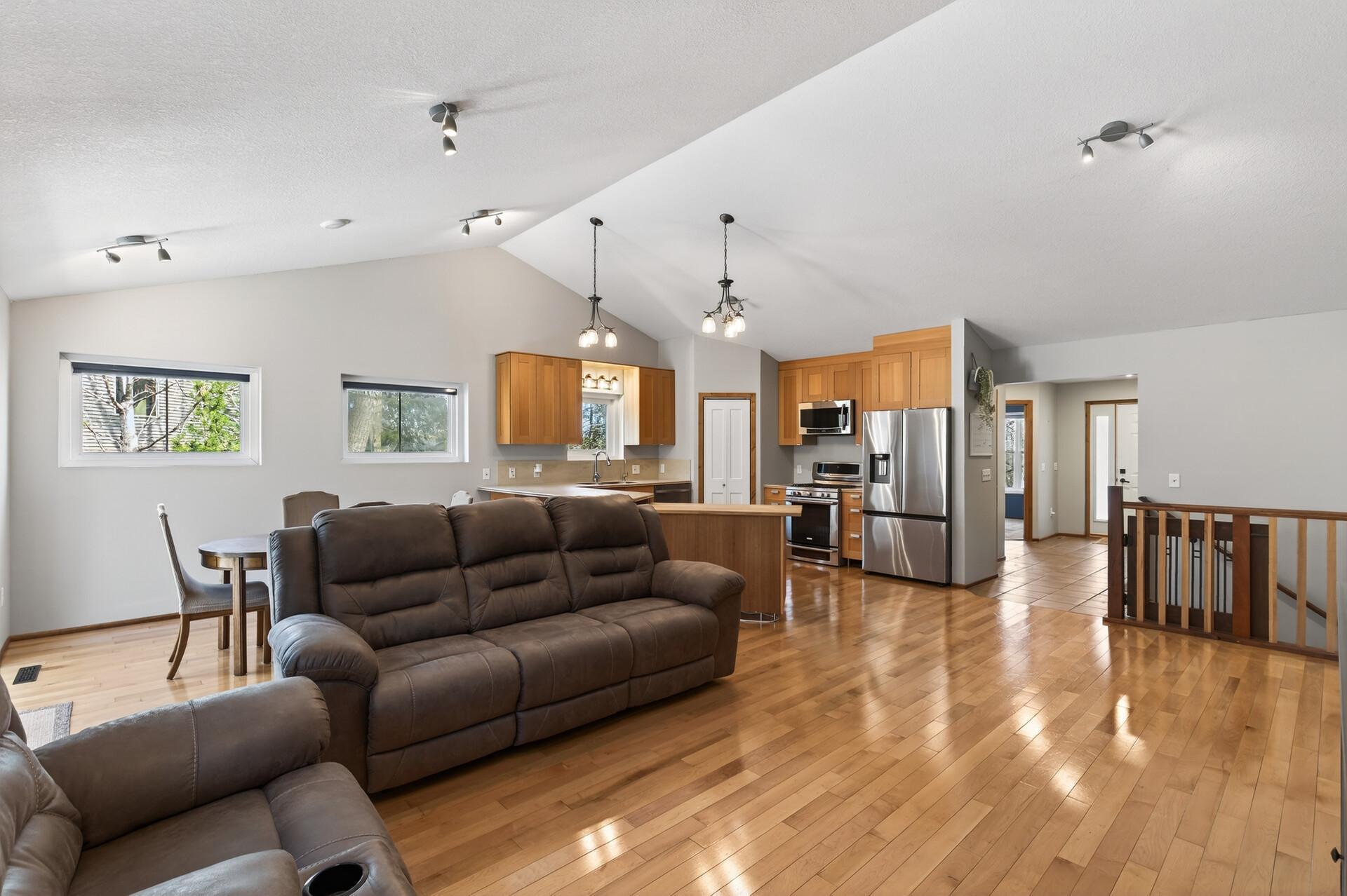 13593 Embry Way Apple Valley, MN 55124 - Photo 5 of 36