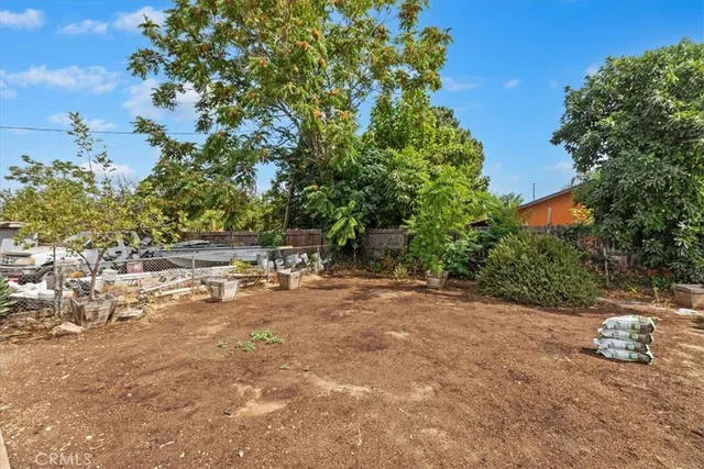 a view of backyard of the house