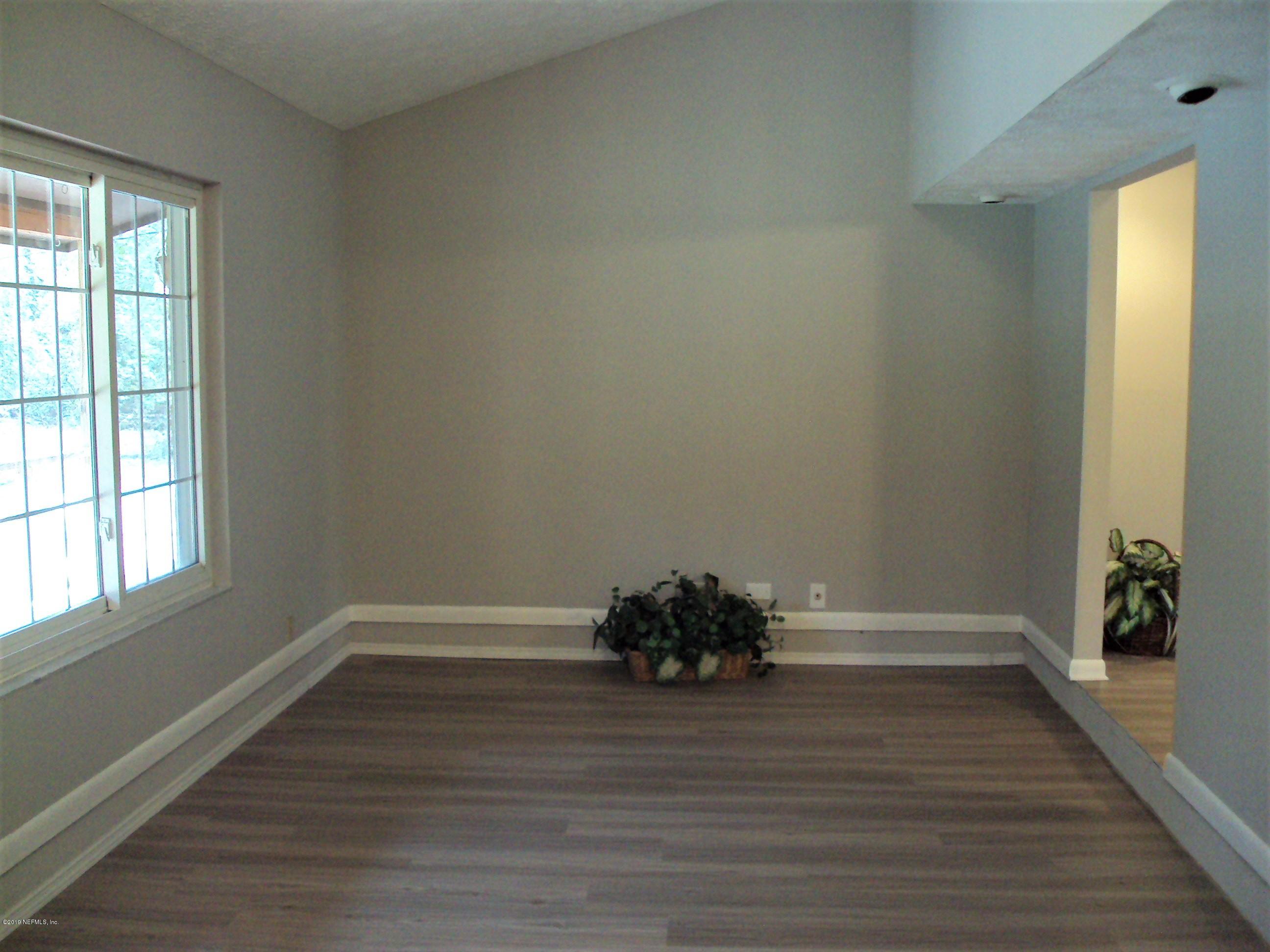 16176 Hargett Road Jacksonville, FL 32218 - Photo 4 of 14 Living Room