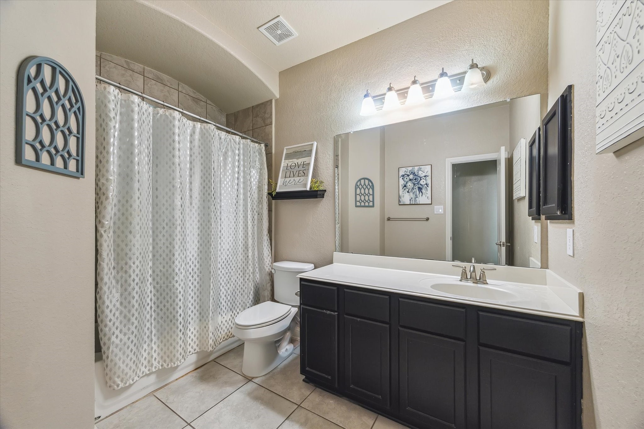 4914 Mountain Maple Trail Rosenberg, TX 77471 - Photo 20 of 24 Well-sized secondary bathroom designed for convenience and easy sharing.