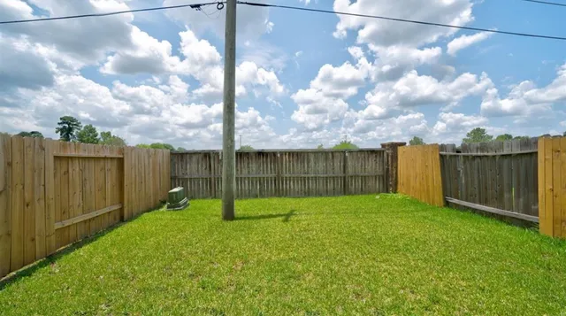 a view of a backyard