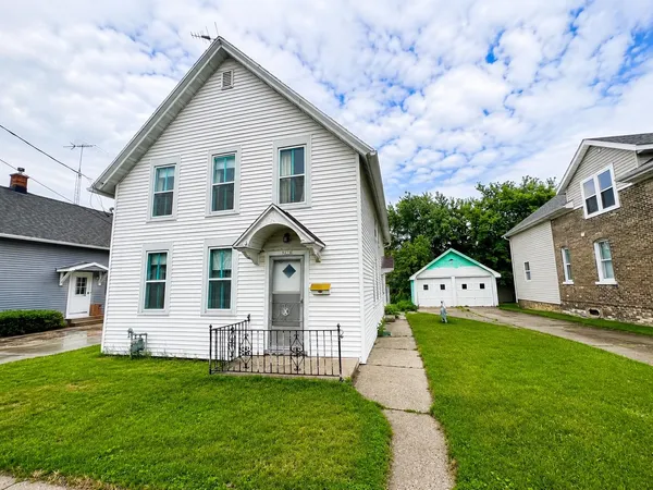$129,900 | 927 South 23rd Street, Manitowoc, WI 54220