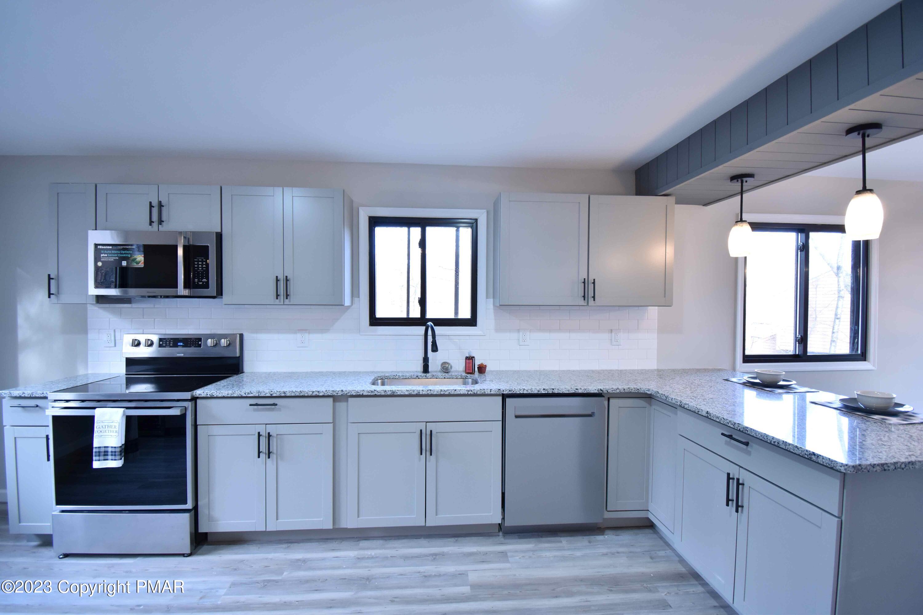 601 Mountain View Way Bushkill, PA 18324 - Photo 3 of 37 Kitchen