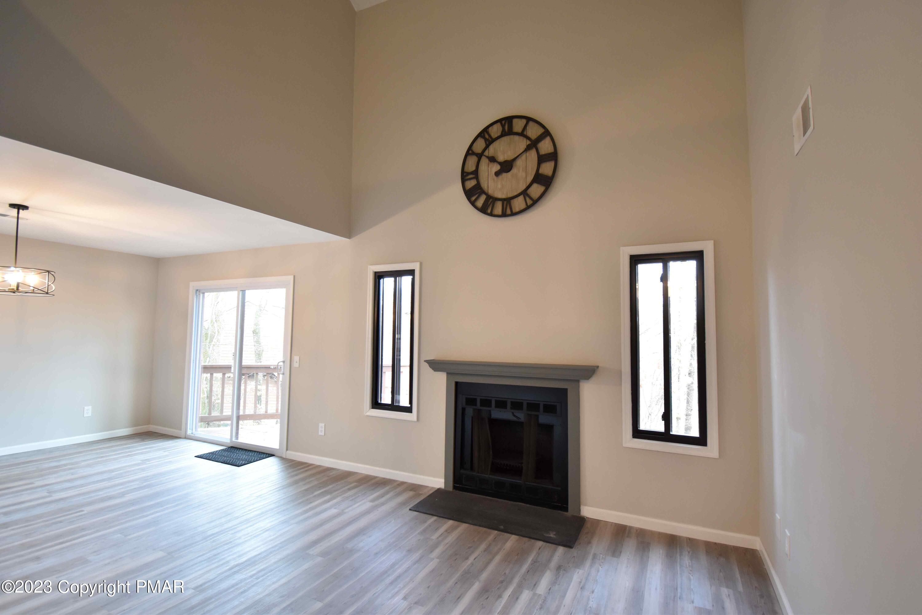 601 Mountain View Way Bushkill, PA 18324 - Photo 7 of 37 Living Dining