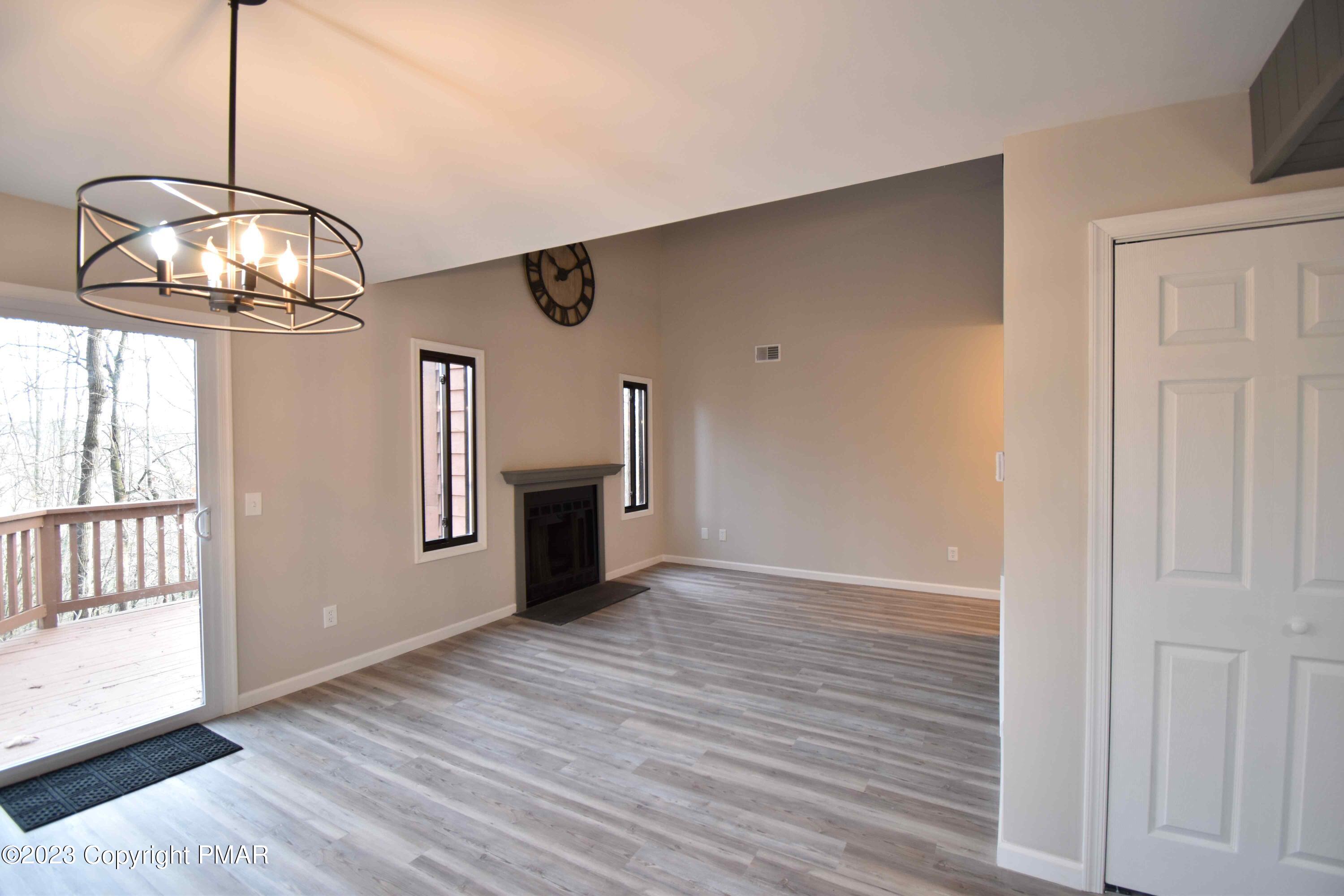 601 Mountain View Way Bushkill, PA 18324 - Photo 8 of 37 Dining Living